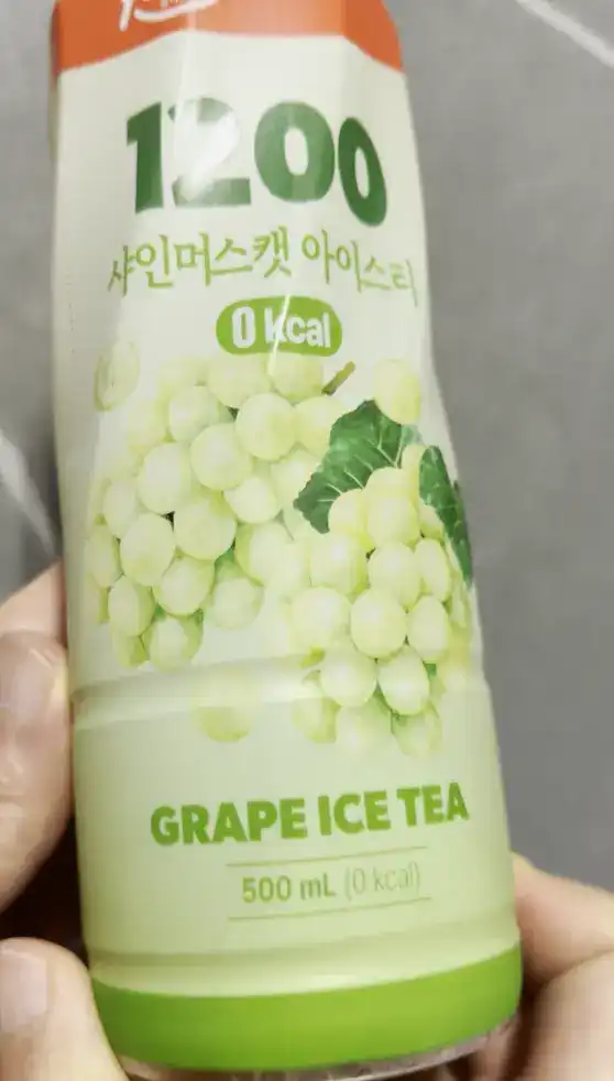 Front view of the GS25 Shine Muscat Iced Tea pouch