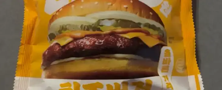 Honest Review: GS25 2,300 KRW Good Deal Cheeseburger – Can You Actually Get This Quality at This Price? 🍔🧀