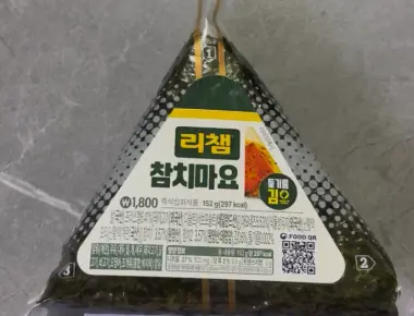 Honest Review - GS25 "The Bigger" Richam Tuna Mayo Triangle Gimbap – The Ultimate Salty & Savory Combo?