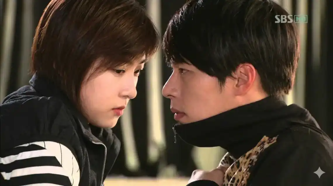 The legendary and romantic sit-up scene between Hyun Bin and Ha Ji-won in the Korean drama Secret Garden