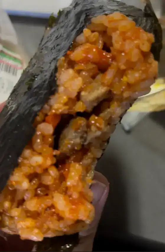 Inside view showing the marinated Bulgogi beef filling inside the spicy rice