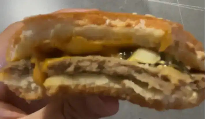 A single cut-half piece of the GS25 2300 KRW Good Deal Cheeseburger