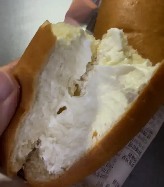 Close-up of the rich cream inside the GS25 Hyeja-roun Cream Stick Bread