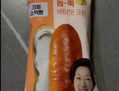 Honest Review - GS25 "Hyeja-roun" Strawberry Stick Bread – Great Price, But Prepare for an Artificial Sugar Rush