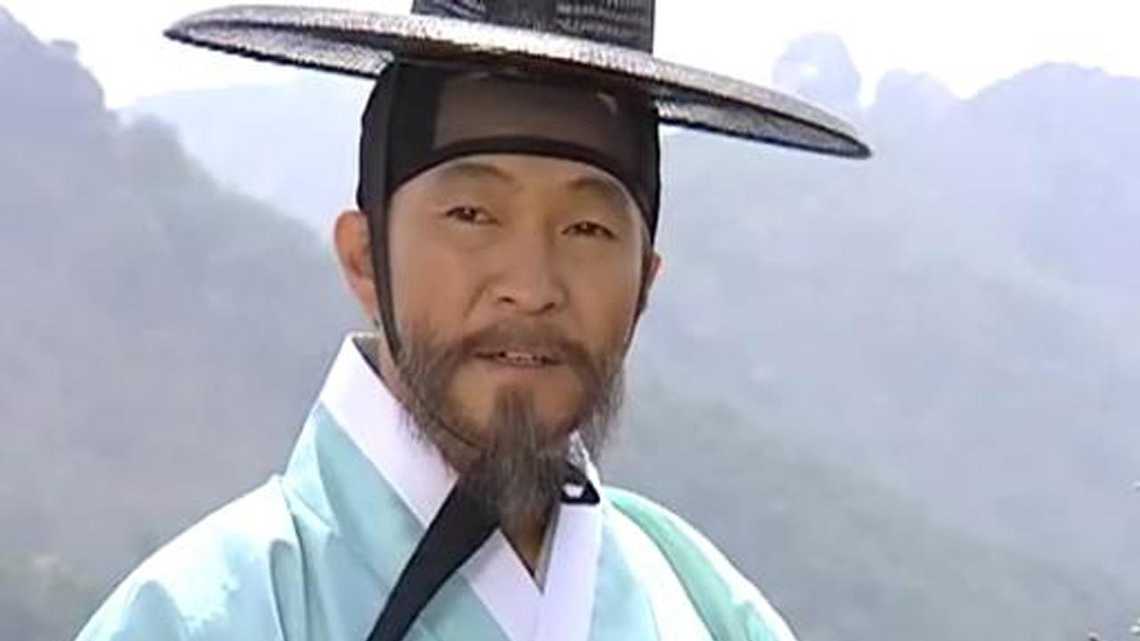 Elderly Im Sang-ok smiling peacefully, embodying his famous philosophy that wealth is equal to water