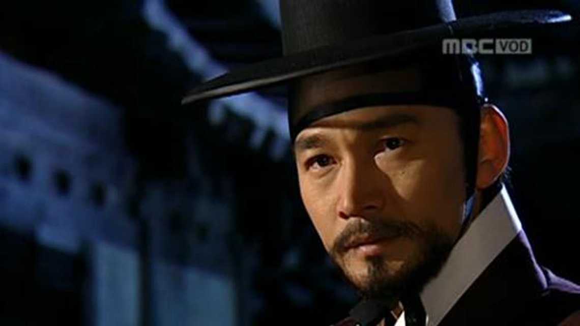 The ambitious rival Jeong Chi-su and the wise mentor Hong Deuk-ju from the historical business K-drama Sangdo