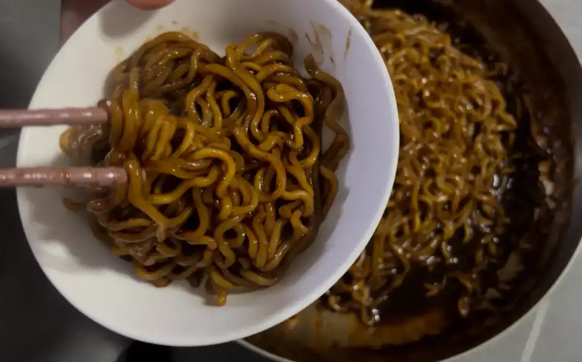 Boiling the instant noodles in a pot